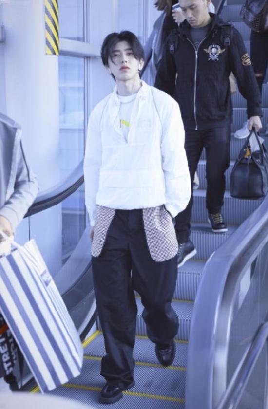 _浴缸陪睡、洗内裤接口水、跪地服务，这些明星不把助理当人看！_浴缸陪睡、洗内裤接口水、跪地服务，这些明星不把助理当人看！