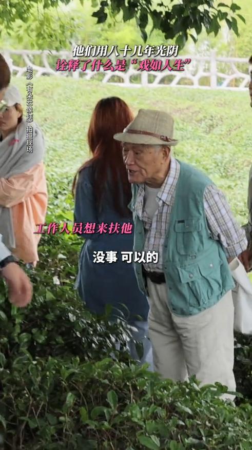 _浴缸陪睡、洗内裤接口水、跪地服务，这些明星不把助理当人看！_浴缸陪睡、洗内裤接口水、跪地服务，这些明星不把助理当人看！