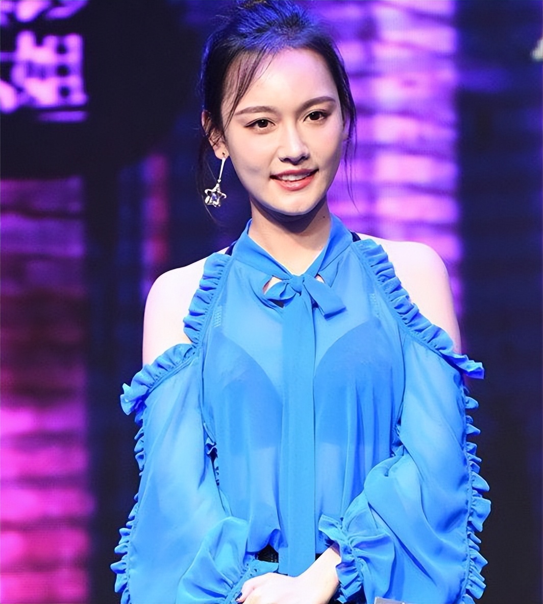 浴缸陪睡、洗内裤接口水、跪地服务，这些明星不把助理当人看！_浴缸陪睡、洗内裤接口水、跪地服务，这些明星不把助理当人看！_