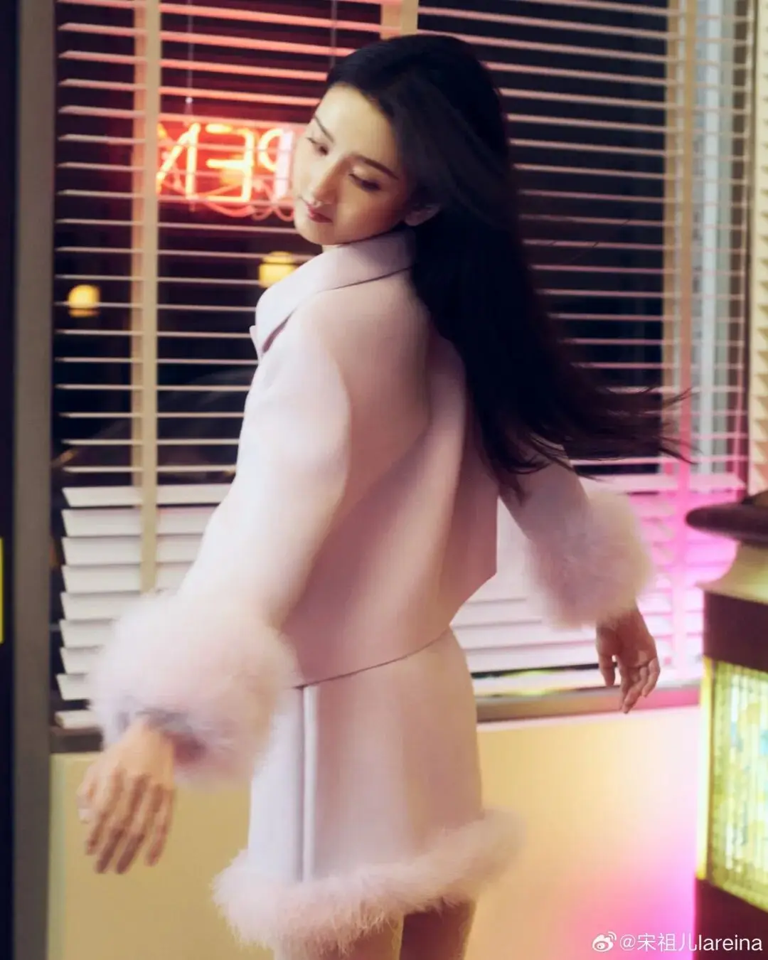 女记者穿搭应该穿什么__马年马年马上有钱是什么歌