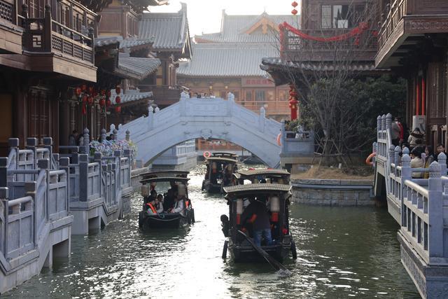 燃爆初一!溱洧水城单日客流破十万,新春年味拉满全城__燃爆初一!溱洧水城单日客流破十万,新春年味拉满全城