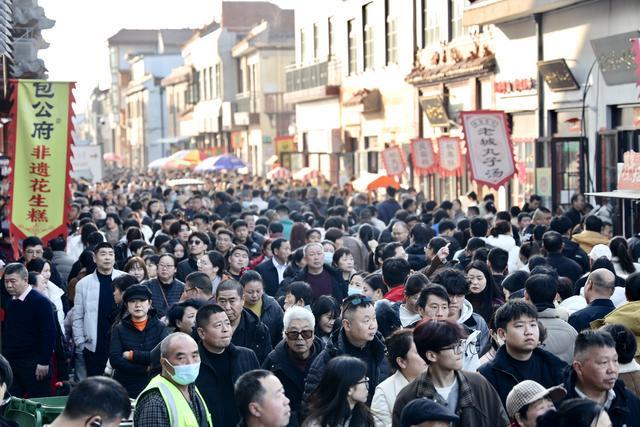 _燃爆初一!溱洧水城单日客流破十万,新春年味拉满全城_燃爆初一!溱洧水城单日客流破十万,新春年味拉满全城