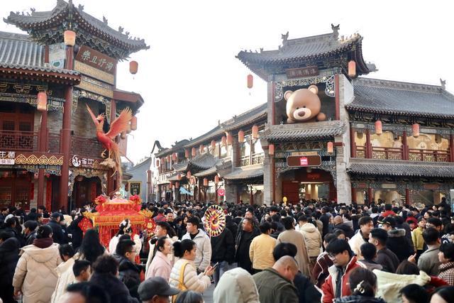 燃爆初一!溱洧水城单日客流破十万,新春年味拉满全城__燃爆初一!溱洧水城单日客流破十万,新春年味拉满全城