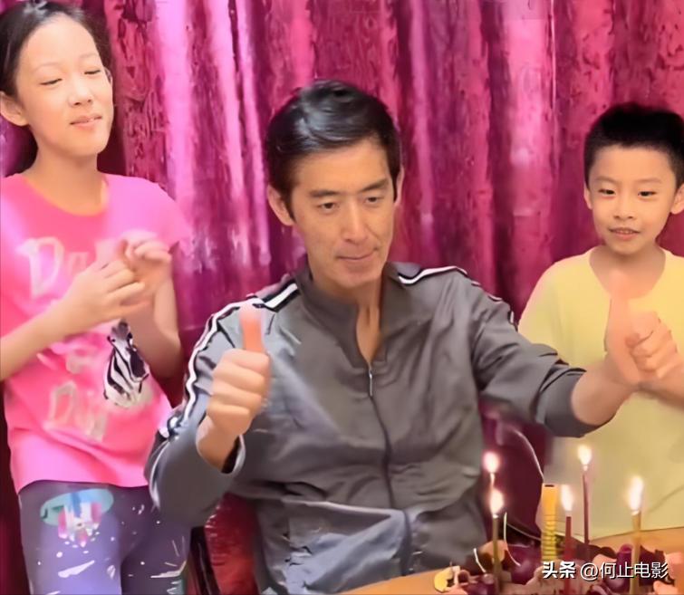 _夫妻年龄相差最大的夫妻_夫妻相差年龄大的明星