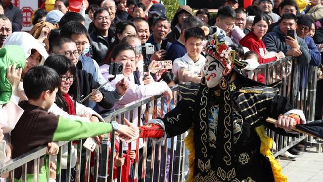 大年初四多地景区启动限流，官方呼吁错峰出行或选择周边游览_大年初四多地景区启动限流，官方呼吁错峰出行或选择周边游览_