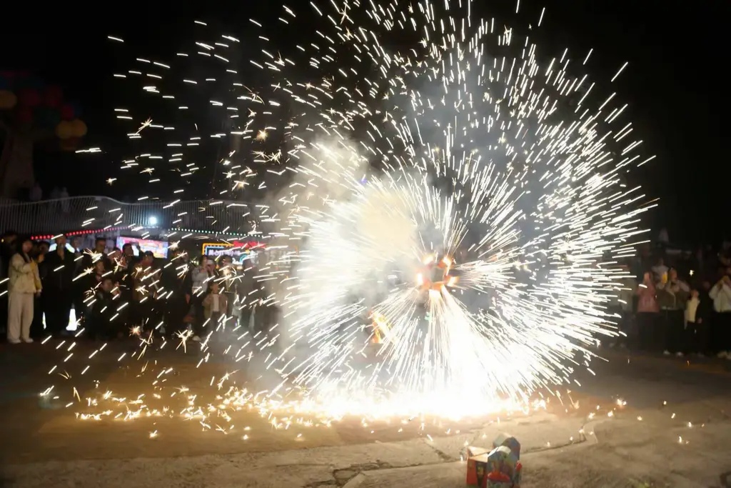 _非遗碰撞国潮 重庆多个景区“新式年味”引客来_非遗碰撞国潮 重庆多个景区“新式年味”引客来