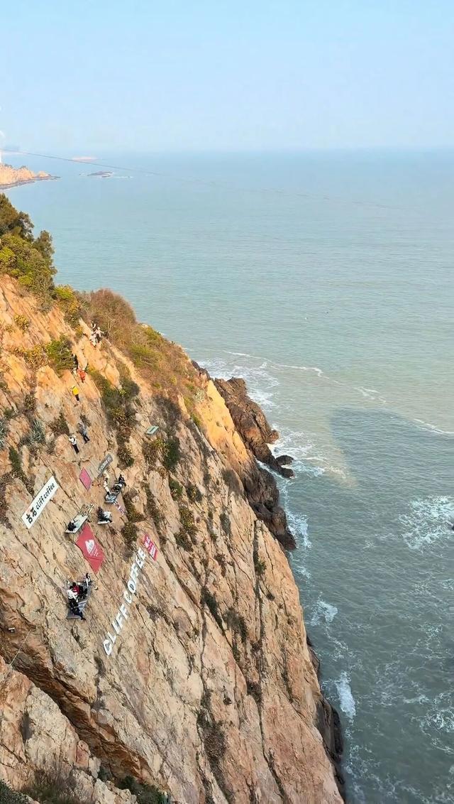 悬崖之上咖啡晕倒三个人_悬崖餐厅_