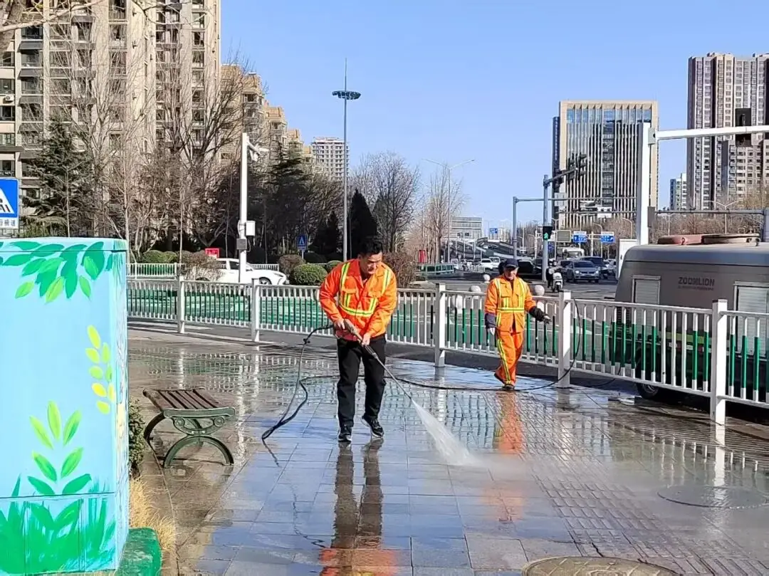 守岁|春节守护“不打烊” 绘就整洁祥和画卷_守岁|春节守护“不打烊” 绘就整洁祥和画卷_