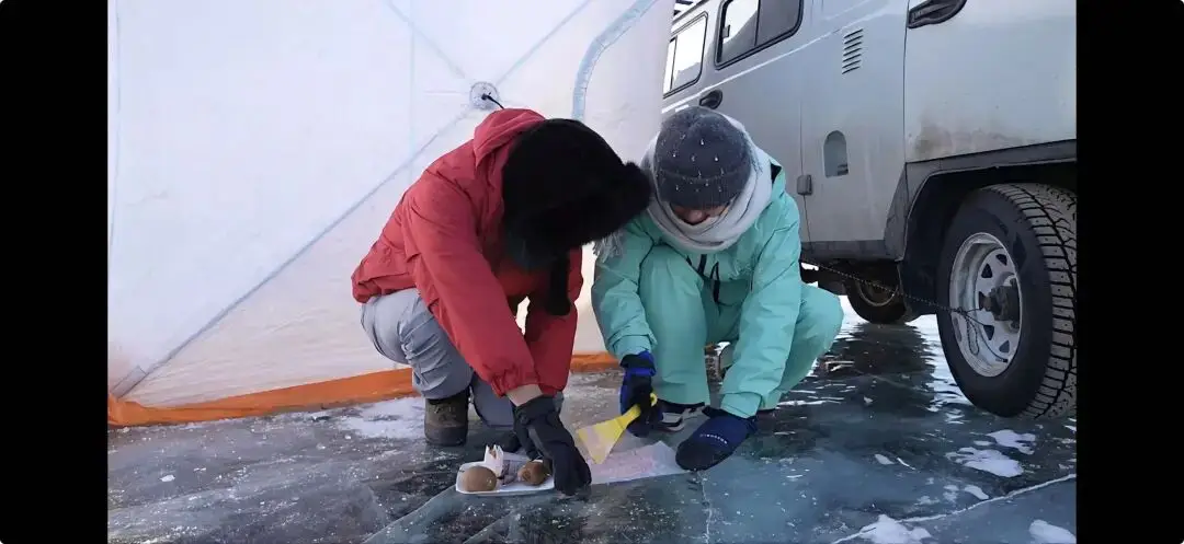 _7名中国游客坠冰身亡背后,网红贝加尔湖正在“疯狂撕裂”_7名中国游客坠冰身亡背后,网红贝加尔湖正在“疯狂撕裂”