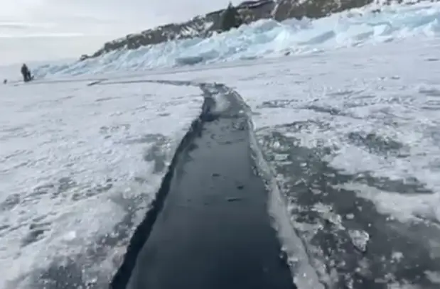 7名中国游客坠冰身亡背后,网红贝加尔湖正在“疯狂撕裂”_7名中国游客坠冰身亡背后,网红贝加尔湖正在“疯狂撕裂”_