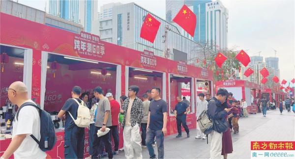 外国游客华强北体验“科技年味”印度六口之家疯狂“买买买”_外国游客华强北体验“科技年味”印度六口之家疯狂“买买买”_