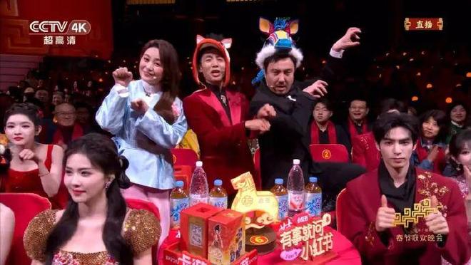 有人度假，有人发糖，明星们的年味“卷”起来了__有人度假，有人发糖，明星们的年味“卷”起来了