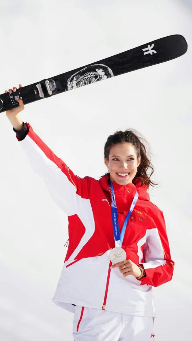 谷爱凌重伤后摘银,31岁水管工首登冬奥,她们穿的也很精彩!_谷爱凌重伤后摘银,31岁水管工首登冬奥,她们穿的也很精彩!_