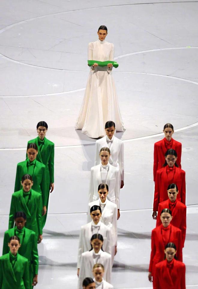 谷爱凌重伤后摘银,31岁水管工首登冬奥,她们穿的也很精彩!__谷爱凌重伤后摘银,31岁水管工首登冬奥,她们穿的也很精彩!