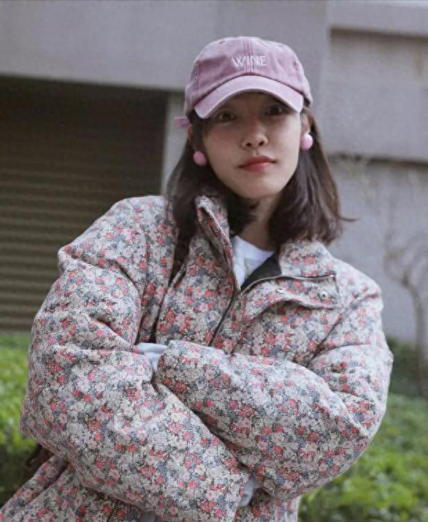 白百何真的好会“减龄穿搭”！碎花袄子别人穿俗气，她穿却很洋气