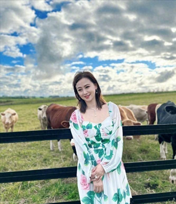 56岁翁虹是真抗老啊！穿碎花裙在大草原上拍美照，皮肤白皙抢镜