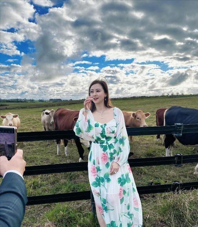 裙老白皙抗照穿拍好看吗__穿白裙显清纯