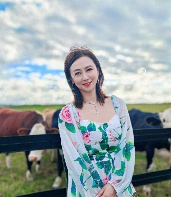 穿白裙显清纯_裙老白皙抗照穿拍好看吗_