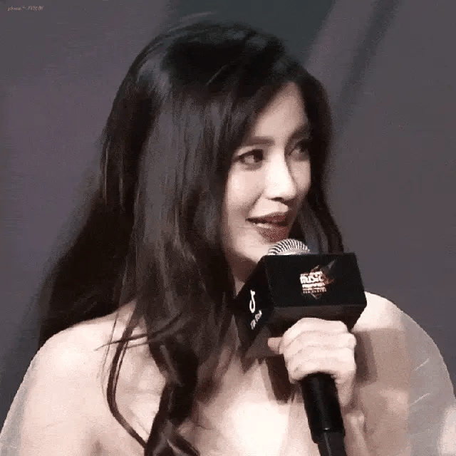 杨颖36岁依旧迷人：弯腰瞬间美翻，网友直呼“美翻了”