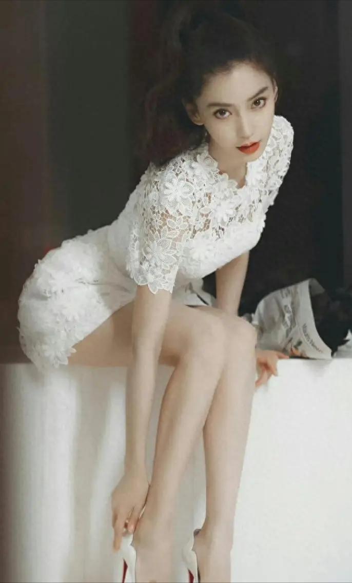 杨颖36岁依旧迷人：弯腰瞬间美翻，网友直呼“美翻了”__杨颖36岁依旧迷人：弯腰瞬间美翻，网友直呼“美翻了”