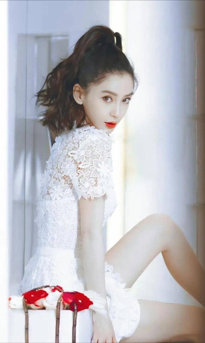 杨颖36岁依旧迷人：弯腰瞬间美翻，网友直呼“美翻了”__杨颖36岁依旧迷人：弯腰瞬间美翻，网友直呼“美翻了”