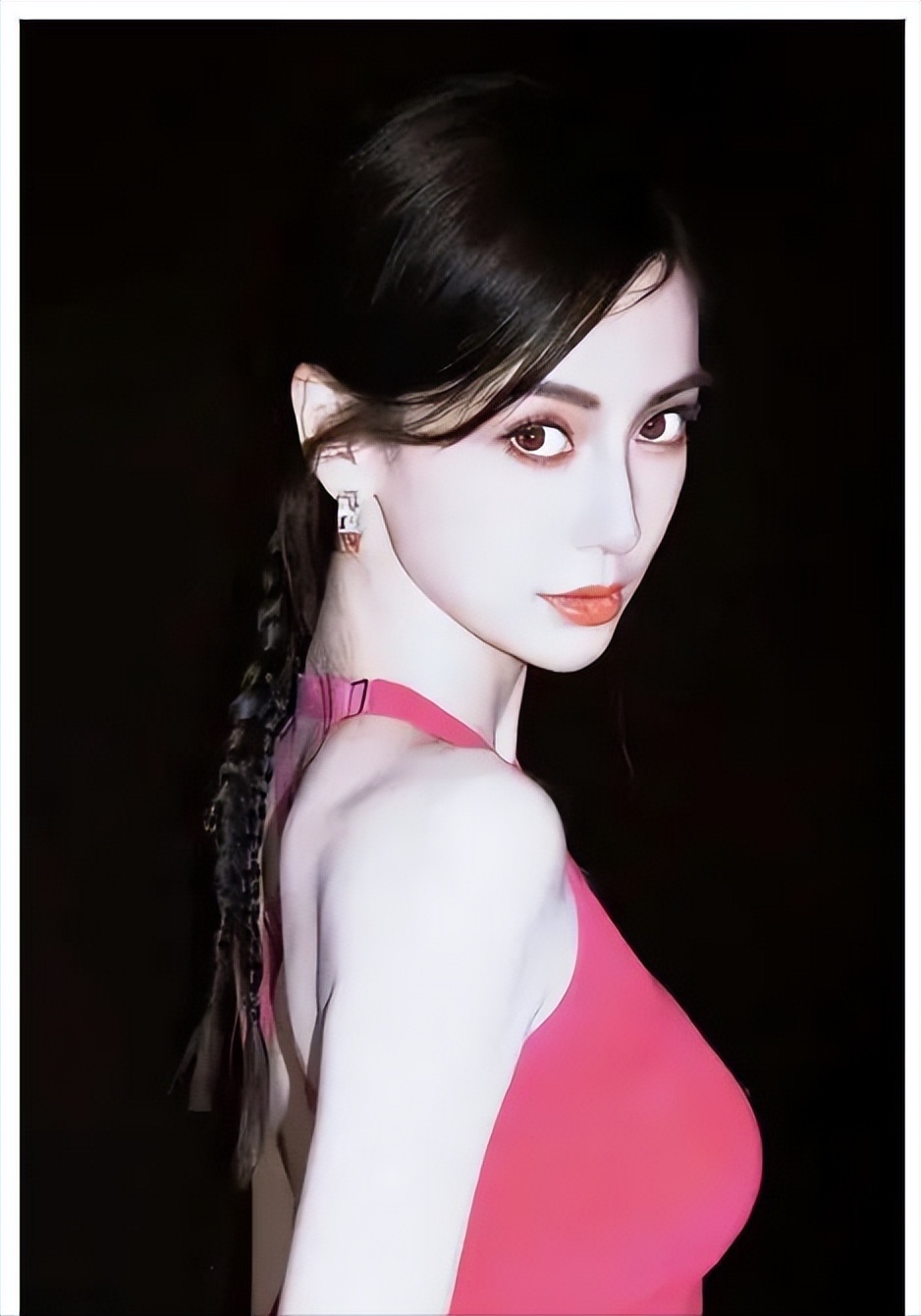 杨颖36岁依旧迷人：弯腰瞬间美翻，网友直呼“美翻了”_杨颖36岁依旧迷人：弯腰瞬间美翻，网友直呼“美翻了”_