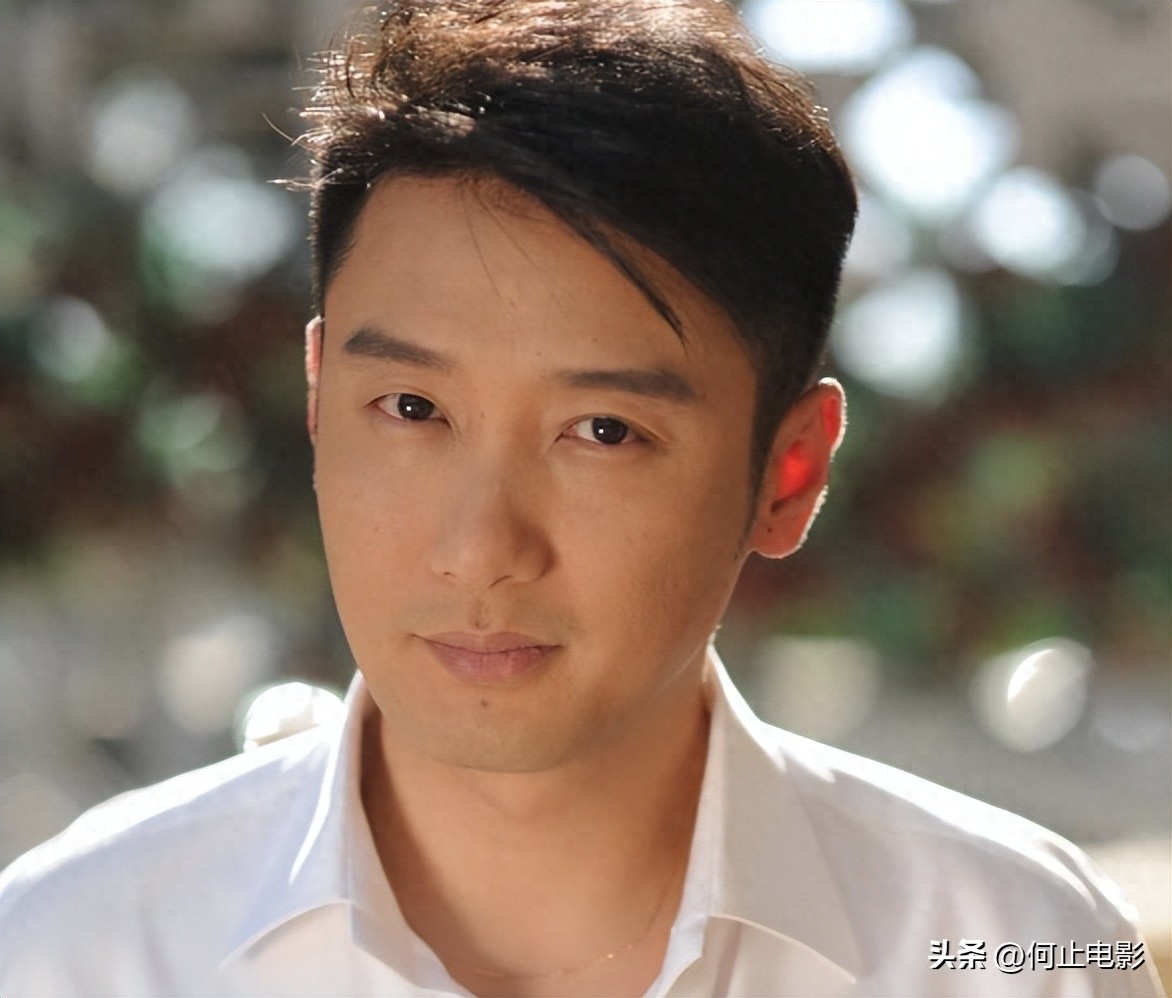 他曾是央视主持，如今沦落到在演艺圈跑龙套，20年过去后悔了吗