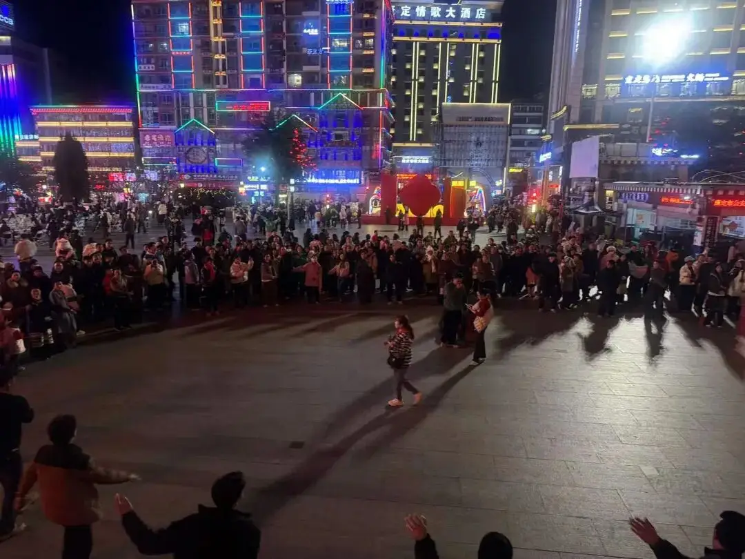 圣洁甘孜·一生有约丨新春夜游热度旺 康定溜溜城烟火气十足