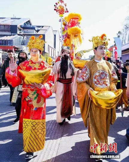 （新春走基层）正月初五杭州清河坊“财神”巡游闹新春