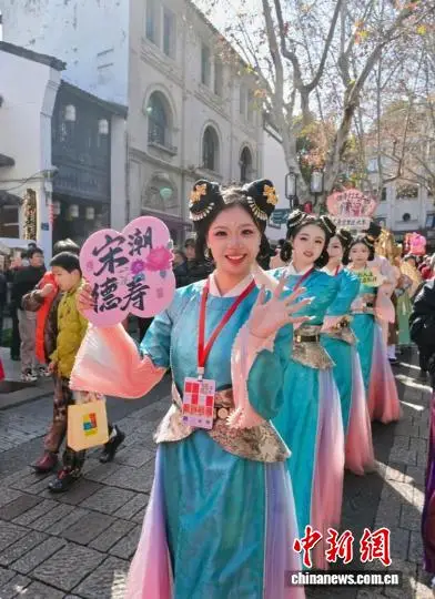 正月初五迎财神视频_正月初五迎财神财神到我家_