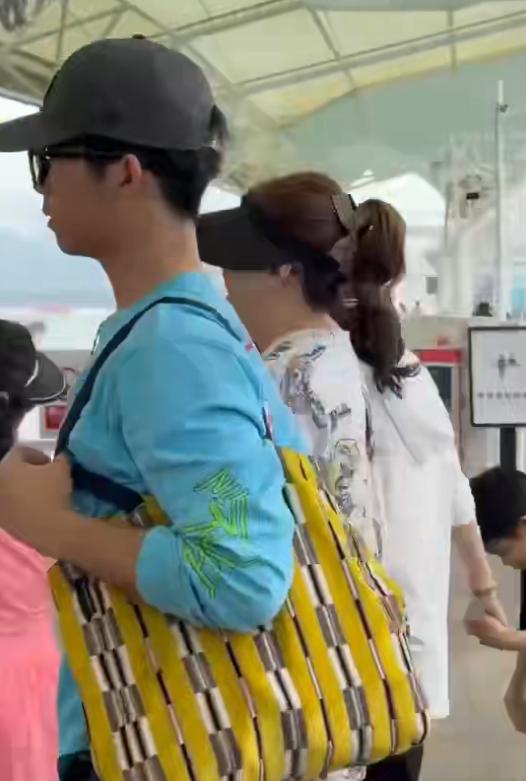 皮肤黝黑美女_皮肤黝黑怎么办_