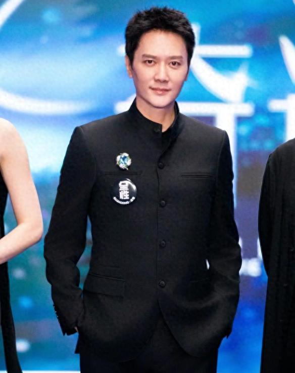 离婚5年，47岁冯绍峰高调官宣喜讯，彻底让前妻赵丽颖高攀不起