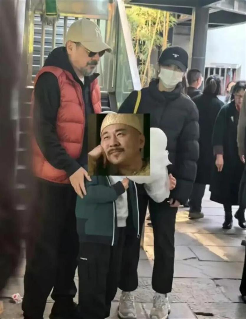 陈建斌拜年近照曝光！一年沧桑似老十岁，同框像祖孙三代？