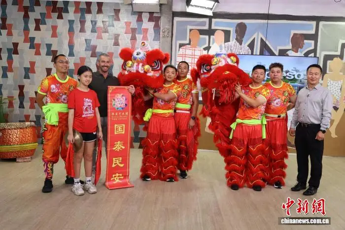 华星艺术团携醒狮亮相南非国家电视台