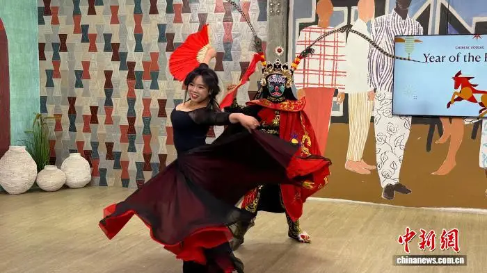 南非工团__邬立朋携长江图亮相柏林