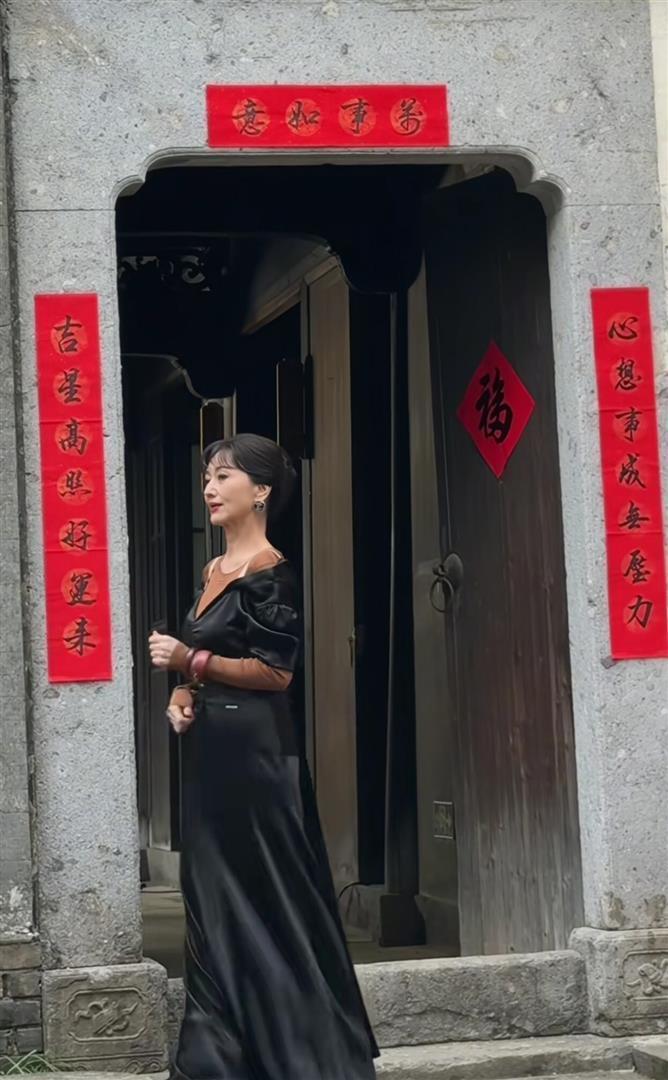 72岁赵雅芝最新穿搭：打底衫+黑色收腰裙，手拿团扇优雅大气