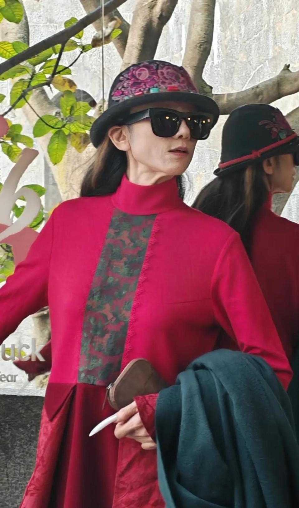 杨丽萍在云南喝茶被偶遇！人太瘦了，皮肤松弛，戴着墨镜遮鱼尾纹