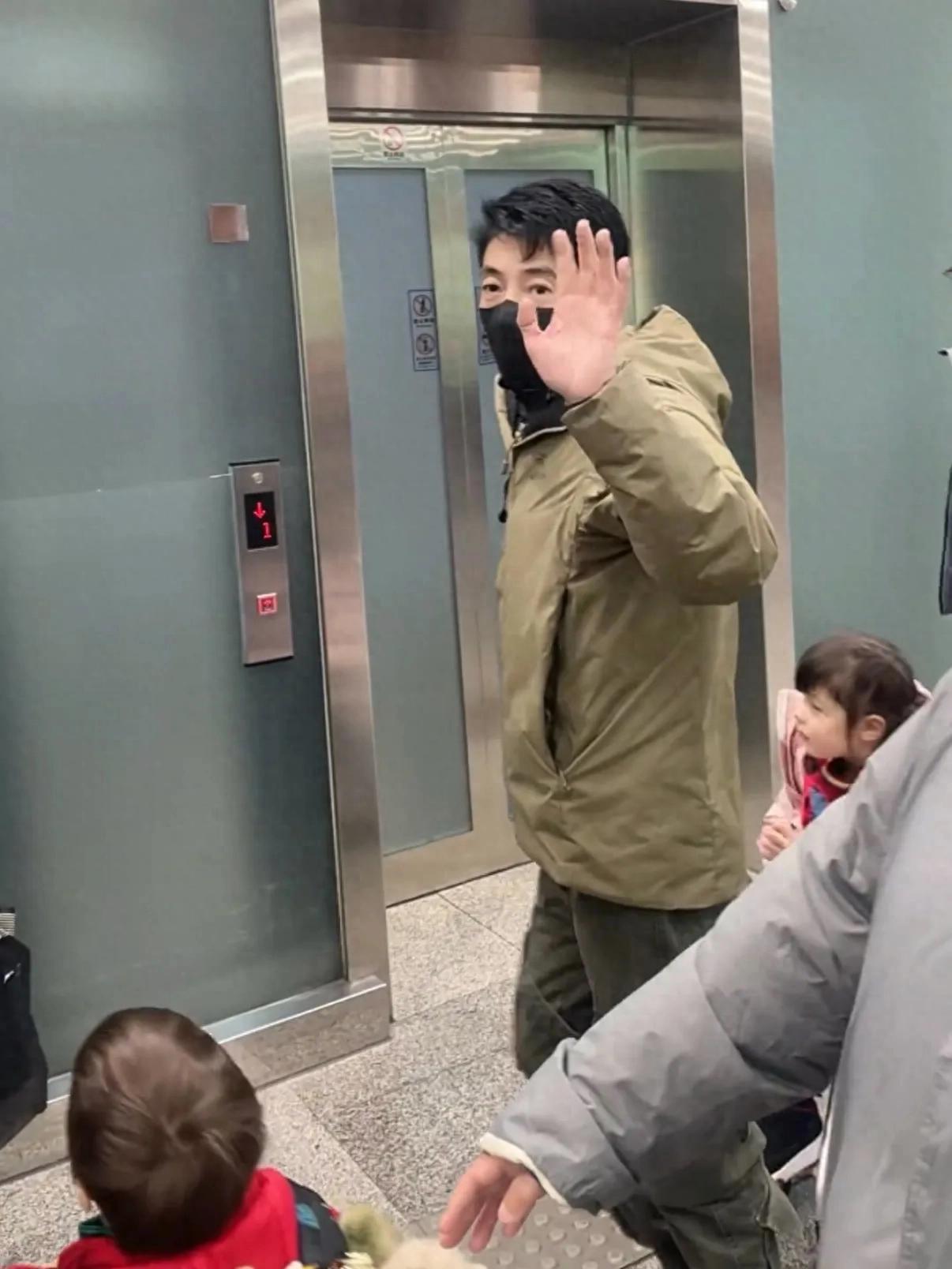 撒贝宁结束探亲行程返京，带妻儿回武汉过年好忙，本人很有亲和力