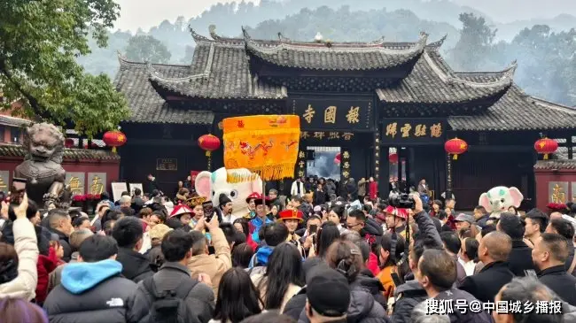 名山起点报国寺：峨眉新年祈福第一站，除夕夜人山人海香火鼎盛
