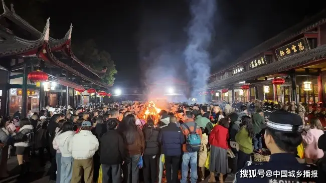 名山起点报国寺:峨眉新年祈福第一站,除夕夜人山人海香火鼎盛_名山起点报国寺:峨眉新年祈福第一站,除夕夜人山人海香火鼎盛_