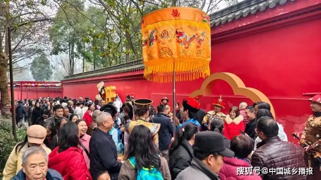 名山起点报国寺:峨眉新年祈福第一站,除夕夜人山人海香火鼎盛_名山起点报国寺:峨眉新年祈福第一站,除夕夜人山人海香火鼎盛_