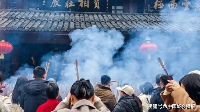 _名山起点报国寺:峨眉新年祈福第一站,除夕夜人山人海香火鼎盛_名山起点报国寺:峨眉新年祈福第一站,除夕夜人山人海香火鼎盛