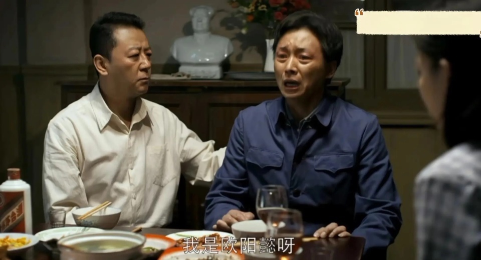 55岁刘奕君加拿大陪妻女，穿T恤配牛仔裤显年轻，看着像三十出头