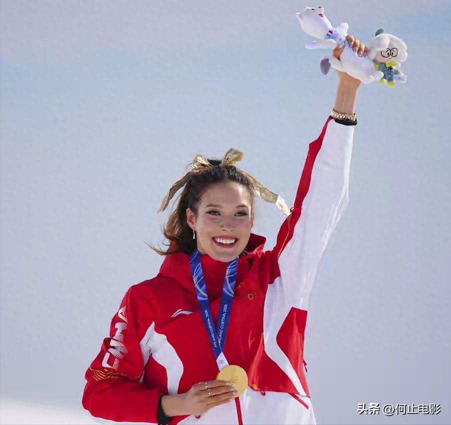 美国网友被打脸，谷爱凌夺冠后凭一个举动口碑暴涨，邓亚萍说对了