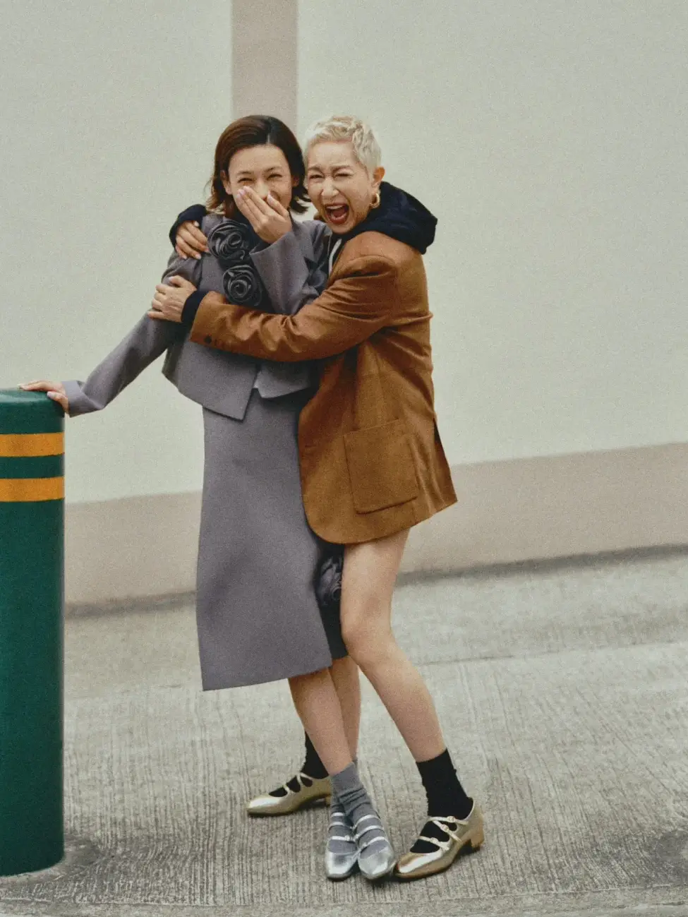 赵丽颖穿什么裙子上热搜了_赵丽颖穿得又帅又酷_