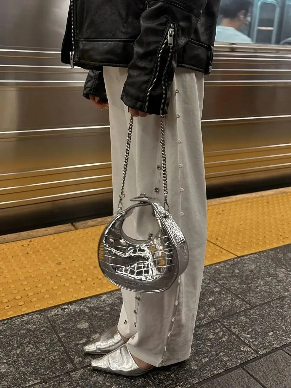 赵丽颖穿得又帅又酷_赵丽颖穿什么裙子上热搜了_