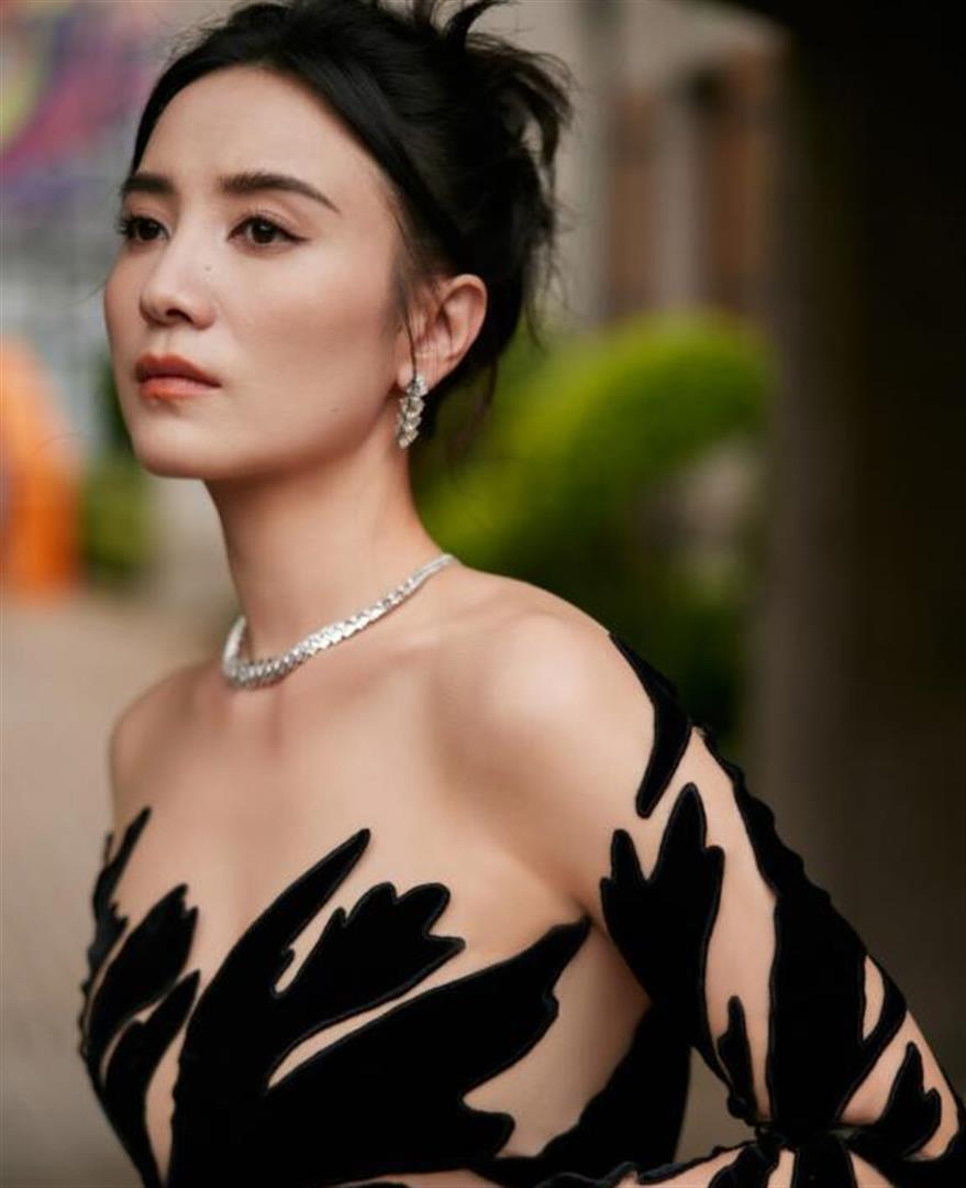 45岁宋佳被曝已领证，丈夫身份毫无征兆曝光 张艺谋这次赢麻了