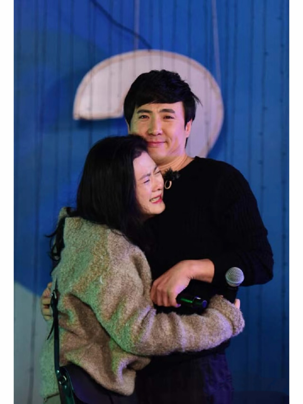 沈腾在海南请客吃火锅,王琦胖到160斤素颜很显老,8岁儿子像妈妈