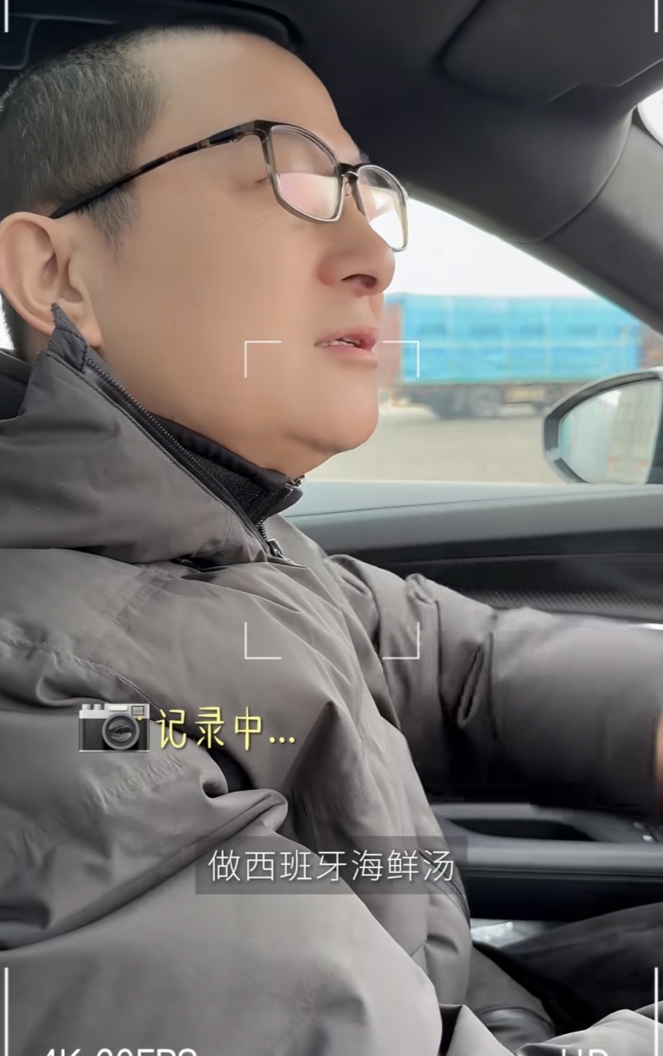 梅婷请“小姑子”吃饭，刘琳红毛衣配牛仔裤很松弛，大口喝酒真豪爽