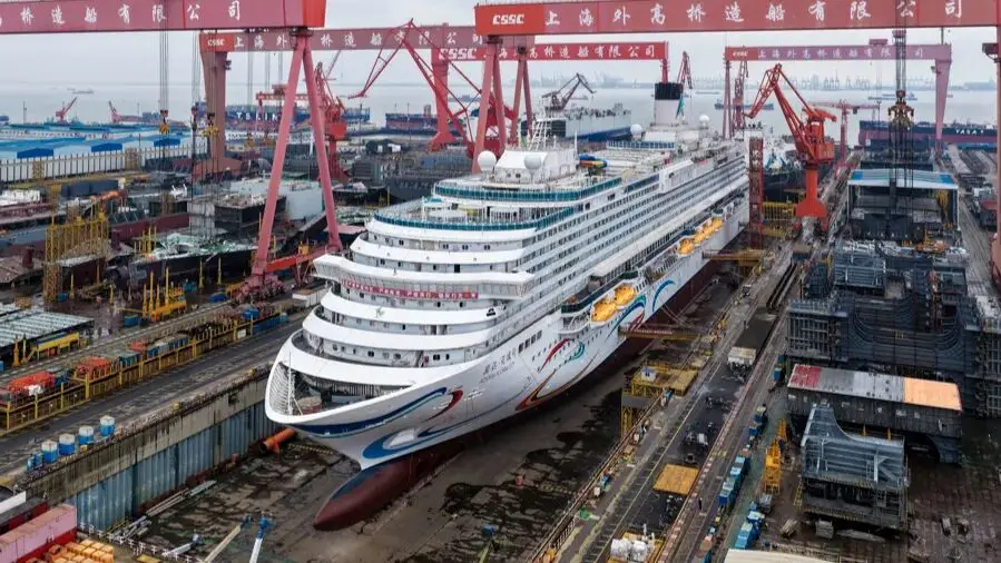 2144间客房,满载游客量5232人!第二艘国产大型邮轮爱达·花城号“定妆”,计划3月出坞